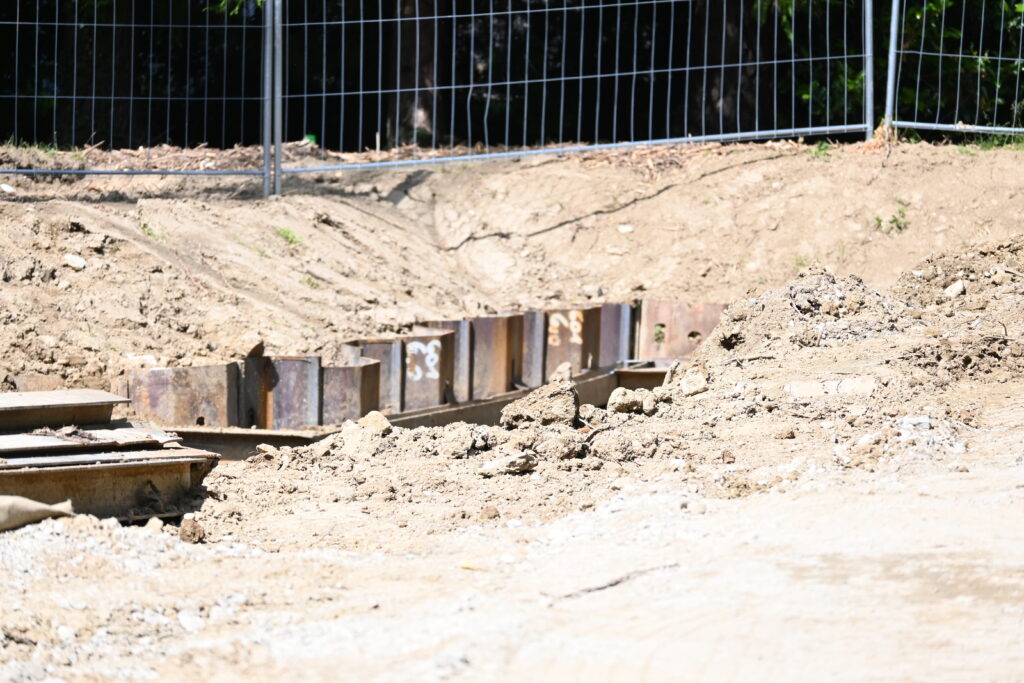 Vue du système de palplanches sur le chantier LSR à Veyrier