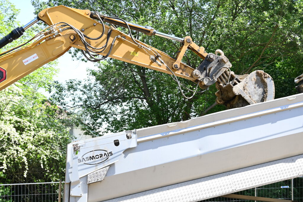 Engin de chantier en action lors d’un terrassement profond